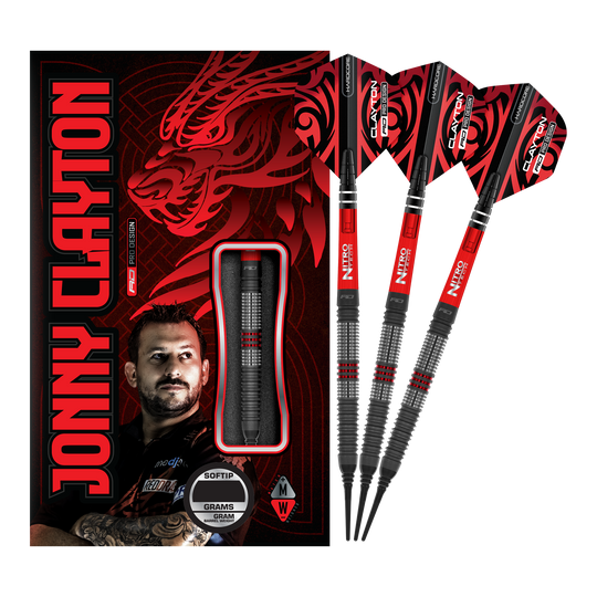 Dardos blandos Red Dragon Jonny Clayton Hiraeth - 20 g Das Bild zeigt das Produkt „Red Dragon Jonny Clayton Hiraeth Softdarts - 20g“ mit drei roten und schwarzen Softdarts neben der Verpackung. Auf der Verpackung ist ein Porträt von Jonny Clayton sowie ein roter Drachen zu sehen.