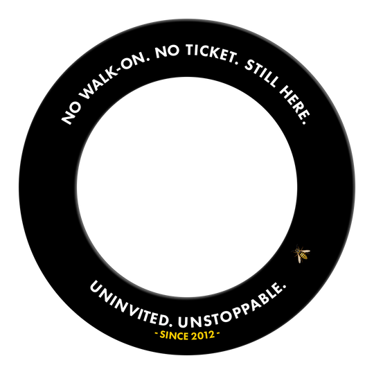 Marco para dardos Wasp de McDart Arena Hier ist das McDart Arena Wespe Dartboard Surround zu sehen. Es handelt sich um ein schützendes Element für Dartboards.