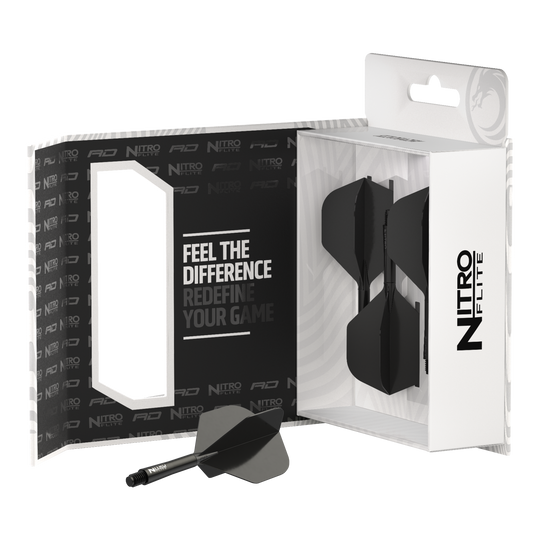 Auf dem Bild ist das Produkt "Red Dragon Nitroflite - Black Shaft Black No2 Flights" zu sehen. Die schwarze Dartflüge und -schäfte sind in einer stilvollen Verpackung präsentiert.