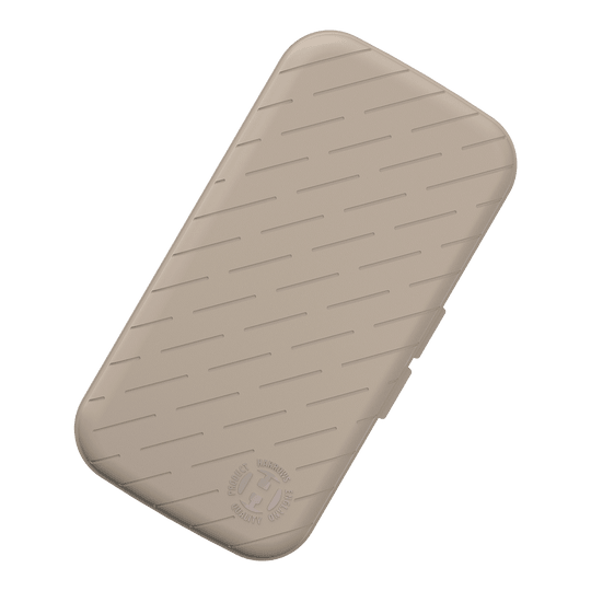 Estuche para dardos Harrows Slimcase Die Abbildung zeigt ein schlankes Dart-Etui in steingrauer Farbe. Die Oberfläche ist mit schrägen Linien und einem geprägten Logo verziert.