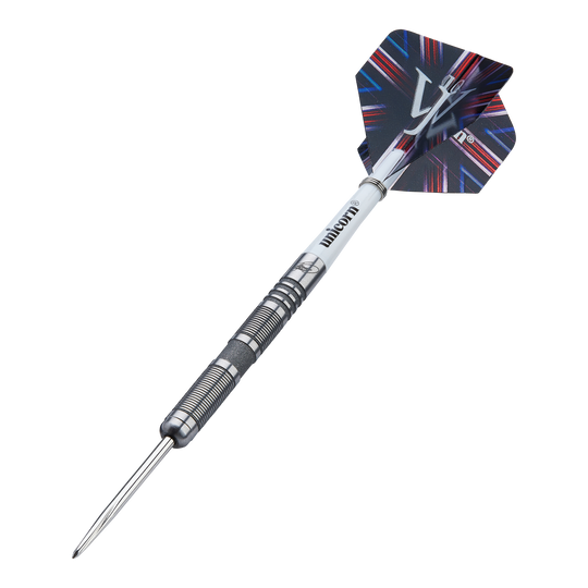 Dardos de acero Unicorn James Wade The Machine Range Phase 4 Auf dem Bild ist ein Steeldart der Marke Unicorn aus der James Wade The Machine Range Phase 4 zu sehen. Der Dart hat ein silbernes, geriffeltes Barrel und einen schwarz-blauen Flight mit auffälligem Muster.