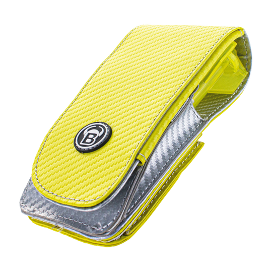 66348_Bulls_SECC_Dartcase_Yellow_1 Das Bild zeigt ein gelbes Dart-Etui mit silbernen Akzenten. Auf der Vorderseite befindet sich ein rundes Logo mit dem Buchstaben „B“.