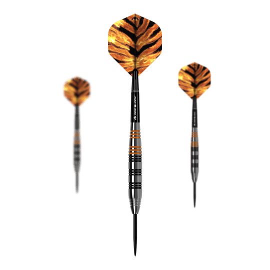 Dardos Mission Javan de latón y acero - 22 g Das Bild zeigt drei Steeldarts des Modells "Mission Javan Brass Steeldarts - 22g". Die Flights haben ein auffälliges, orange-schwarzes Muster, das an Tigerstreifen erinnert.