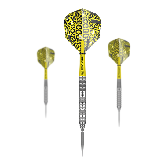 Dardos de acero Target Bolide 02 Swiss Point Das Bild zeigt drei Target Bolide 02 Swiss Point Steeldarts mit silbernem Schaft und gelb-schwarzem Flight. Die Darts haben den Aufdruck "PRO GRIP" auf dem Schaft.