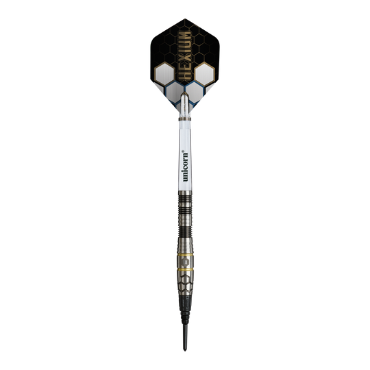 Dardos blandos Unicorn Hexium Style 01 negros y dorados - 22 g Das Bild zeigt die Unicorn Hexium Style 01 Black & Gold Softdarts mit einem Gewicht von 22 Gramm. Die Darts zeichnen sich durch ihr schwarzes und goldenes Aussehen aus.