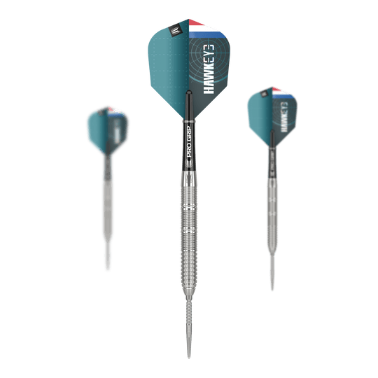Das Bild zeigt drei Steeldarts des Modells „Target Kevin Doets GEN1 Swiss Point“ mit einem Gewicht von 23g. Die Pfeile haben silberne Spitzen und Schäfte sowie blau-grüne Flights mit weißer Aufschrift.