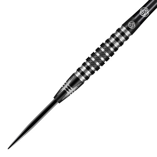 66937_Shot_Americana_The_Wrangler_Steeldarts_2 Dies ist ein schwarzer Steeldart mit silbernen Rillen und Mustern am Griff. Die Spitze ist aus Metall und der Griffbereich zeigt ein detailreiches, gerändeltes Design.