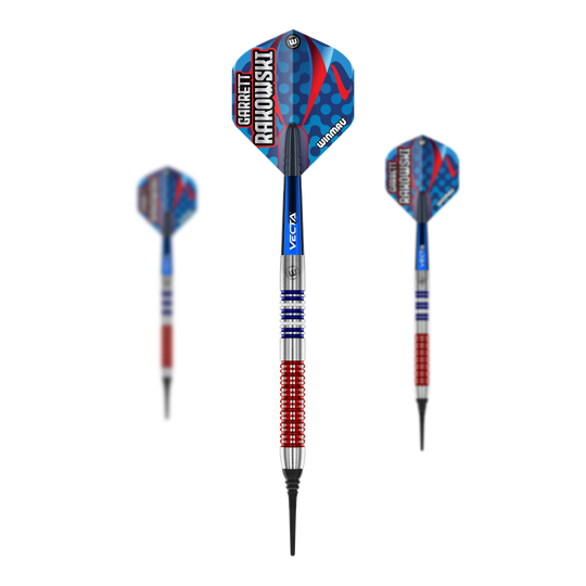 Dardos blandos Winmau Garrett Rakowski - 20g Das Bild zeigt drei Softdarts des Modells "Winmau Garrett Rakowski Softdarts - 20g". Die Darts haben ein auffälliges Design in Blau, Rot und Silber mit der Aufschrift "Garrett Rakowski" auf den Flights.