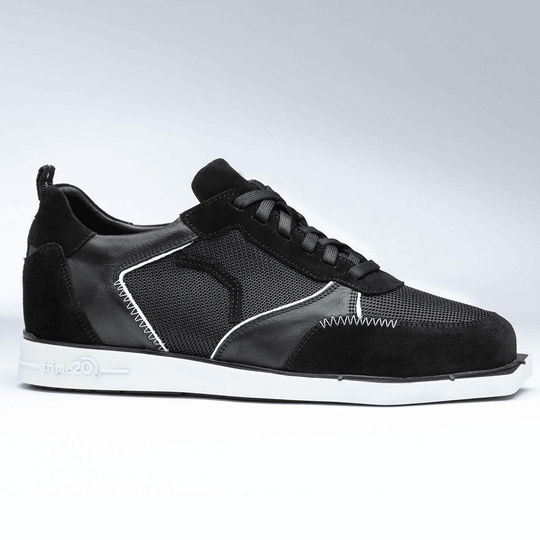 20201003-00_Triple20_Dartschuhe_Textil_Leder_Schwarz_Weiss_2 Der Schuh "Triple20 Dartschuhe Textil Leder - Schwarz Weiß" ist ein sportlicher Sneaker in Schwarz mit weißen Akzenten. Er besteht aus einer Kombination aus Textil und Leder und hat eine weiße Sohle.