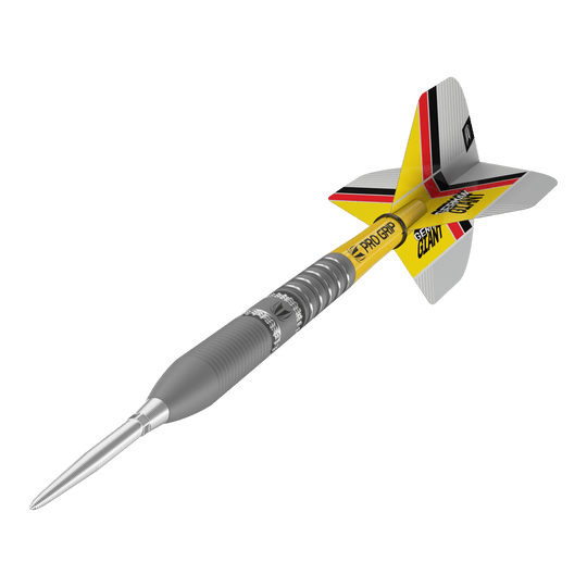 Dardos de acero Target Gabriel Clemens GEN2 Swiss Point Das Bild zeigt einen modernen Steeldartpfeil mit silberner Spitze und einem gelb-schwarzen Schaft. Die Flights sind mit roten, schwarzen und gelben Streifen verziert und tragen die Aufschrift "GERMAN GIANT".