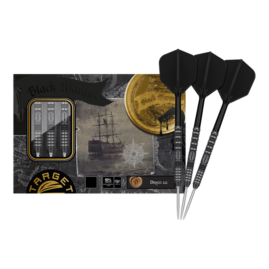 Das Bild zeigt die Target Japan Black Marque Draco GEN2 Steeldarts mit einer stilvollen Verpackung im Piraten-Design. Drei schwarze Steeldarts sind neben der Verpackung abgebildet.