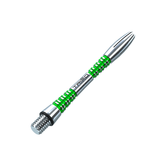 7013-403_Winmau_Triad_Aluminium_Shafts_Gr-n_41mm_2 Auf dem Bild ist ein Winmau Triad Aluminium Shaft in Grün zu sehen. Das Produkt besteht aus silbernem Aluminium mit grünen Akzenten und dem Schriftzug "TRIAD".