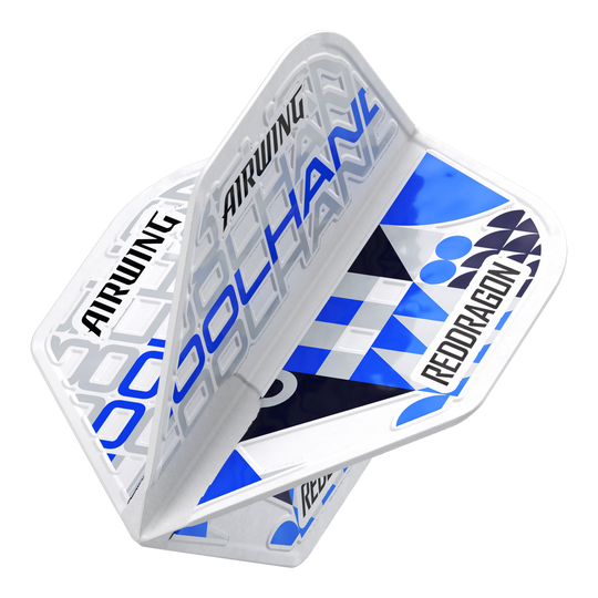 Vuelos estándar de Luke Humphries White de Red Dragon Airwing Das Bild zeigt die Red Dragon Airwing Luke Humphries White Standard Flights. Die Flights sind überwiegend weiß und blau mit den Aufschriften "AIRWING", "COOL HAND" und "RED DRAGON".