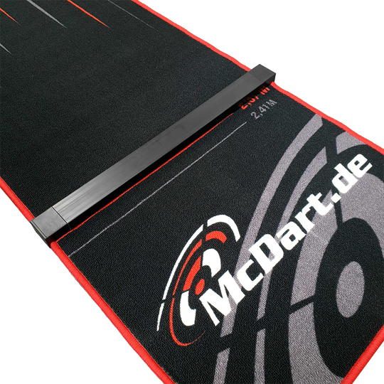 McDart Oche für Dartteppiche Das Bild zeigt einen Dartteppich mit dem Produktnamen "McDart Oche für Dartteppiche." Auf dem Teppich ist das Logo "McDart.de" sowie eine schwarze Oche-Linie zum Abwurf abgebildet.