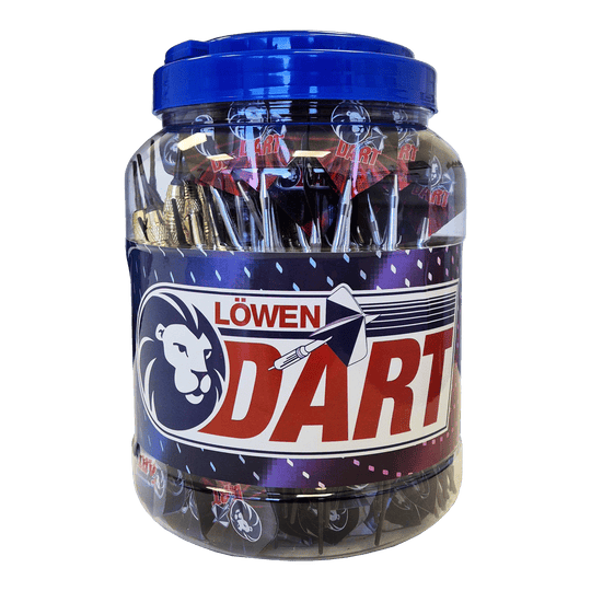 99 dardos Löwen de punta blanda - 18 g Das Bild zeigt ein großes Plastikgefäß mit einem blauen Deckel, das mit vielen Soft-Tip-Darts gefüllt ist. Auf dem Behälter steht die Aufschrift "Löwen Dart" und das Produkt heißt "99 Löwen Soft-Tip Darts - 18g".