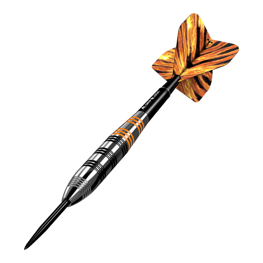 Dardos Mission Javan de latón y acero - 22 g Das Bild zeigt einen Mission Javan Brass Steeldart mit einem Gewicht von 22 Gramm. Der Dart hat ein schwarz-silbernes Design mit orangefarbenen Akzenten und auffällig gemusterten Flights.