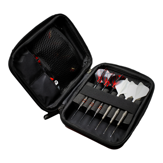 Cartera para dardos Winmau Armor G2 Das Bild zeigt ein geöffnetes Dart-Etui mit mehreren Darts und Ersatzflights. Die Darts und Zubehörteile sind ordentlich in dem schwarzen Etui einsortiert.