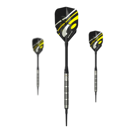 Dardos blandos McDart 85 Tungsteno V17 - 16,5 g Auf dem Bild sind drei Softdarts des Modells "McDart 85er Tungsten V17" mit einem Gewicht von 16,5g zu sehen. Die Darts haben schwarze Flights mit gelben und weißen Akzenten sowie silberne, gerillte Barrels.