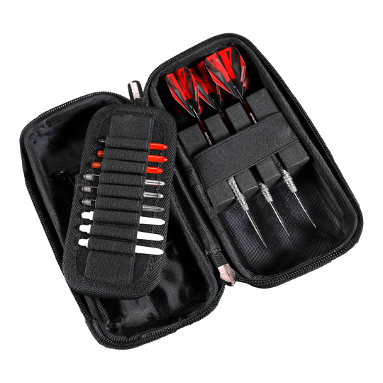 Cartera para dardos Winmau Armor G1 In diesem Bild ist ein offenes Dart-Etui zu sehen. Es enthält drei zusammengebaute Darts und mehrere Ersatzteile wie Spitzen und Flights.