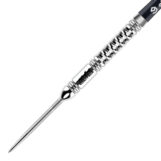 Dardos de acero Caliburn Wolfpack W1 - 23 g Das Bild zeigt einen Caliburn Wolfpack W1 Steeldart mit einem Gewicht von 23,5g. Der Dart hat ein silbernes, geriffeltes Design und ist mit dem Schriftzug "WOLFPACK" versehen.