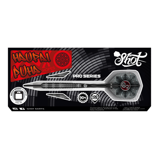 Dardos de acero Shot Pro-Series Haupai Puha 2 - 24 g Das Bild zeigt die Verpackung der Shot Pro-Series Haupai Puha 2 Steeldarts mit 24g Gewicht. Die Verpackung ist schwarz mit auffälligen roten und weißen Designelementen sowie einem großen Bild eines Steeldarts.