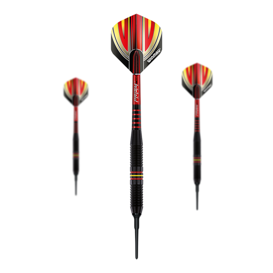 Dardos blandos Winmau Outrage V1 de latón recubierto de negro - 18 g Das Bild zeigt drei Winmau Outrage V1 Black Coated Brass Softdarts mit einem Gewicht von 18g. Die Pfeile haben ein schwarzes Barrel und auffällige Flights in Rot, Gelb und Schwarz.