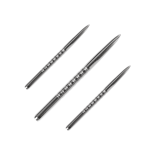 57782_Bulls_GP3_Steeldartspitzen_Silber_38mm_1 Das Bild zeigt drei silberne Steeldartspitzen des Produkts "Bulls GP3 Steeldartspitzen Silber". Die Spitzen sind aus Metall und haben eine gerillte Oberfläche für besseren Halt.