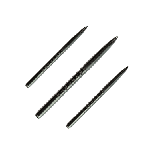 57752_Bulls_GP3_Steeldartspitzen_Schwarz_38mm_1 Das Bild zeigt drei schwarze Stahl-Dartspitzen des Produkts „Bulls GP3 Steeldartspitzen Schwarz“. Sie sind spitz zulaufend und haben Rillen zur besseren Griffigkeit.