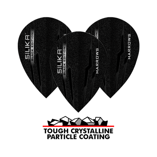 Plumas de pera Harrow's Silica Black-Edition Das Bild zeigt die Harrows Silika Black-Edition Pear Flights, die in Schwarz mit silberner Beschriftung gestaltet sind. Unten im Bild steht „TOUGH CRYSTALLINE PARTICLE COATING“, was auf eine widerstandsfähige, kristalline Beschichtung hinweist.