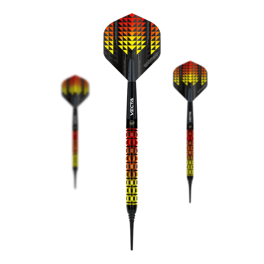 Dardos blandos paralelos Winmau Firestorm Flame - 20 g Das Bild zeigt drei Winmau Firestorm Flame Parallel Softdarts mit einem Gewicht von 20g. Die Darts haben ein auffälliges Design in Gelb, Rot und Schwarz mit einem flammenähnlichen Muster.