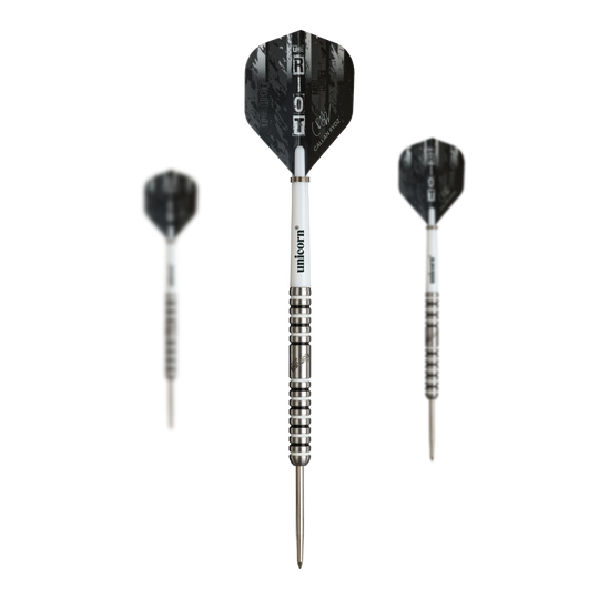 Dardos de acero Unicorn Callan Rydz The Riot Fase 2 Das Bild zeigt drei Steeldarts des Produkts „Unicorn Callan Rydz The Riot Phase 2“. Die Darts haben silberne Spitzen, weiße Schäfte und schwarze Flights mit Aufschrift.