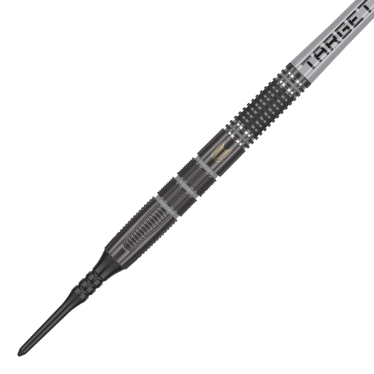 Dardos blandos Target Nathan Aspinall X Echo - 18 g Das Bild zeigt einen Target Nathan Aspinall X Echo Softdart mit einem Gewicht von 18g. Der Dart ist schwarz und silber und hat das Wort "TARGET" auf dem Flight stehen.