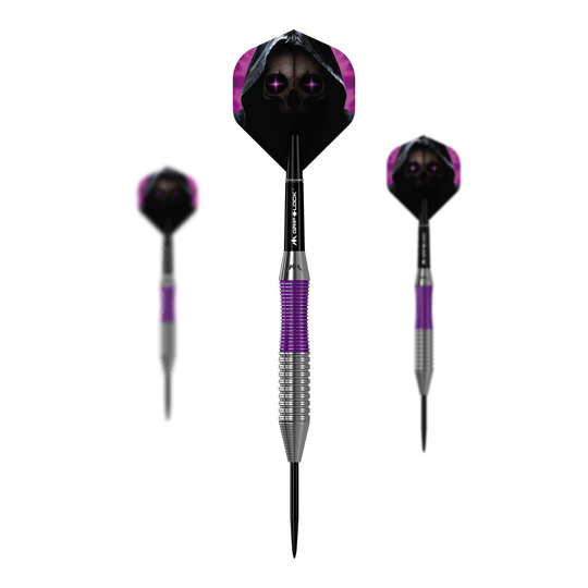 Dardos Mission Phantom de latón y acero - 22 g Das Bild zeigt drei Steeldarts des Produkts „Mission Phantom Brass Steeldarts - 22g“. Die Darts haben silberne und lila Griffe sowie Flights mit Totenkopf-Motiv und dunklem Hintergrund.