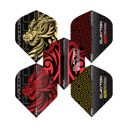 X0800_Red_Dragon_Jonny_Clayton_Flight_Collection_2 Das Bild zeigt eine Kollektion von sechs verschiedenen Dart-Flights mit dem Namen "Red Dragon Jonny Clayton Flight Collection". Die Flights haben auffällige Designs in Schwarz, Rot und Gold mit Mustern und dem Schriftzug "Clayton".