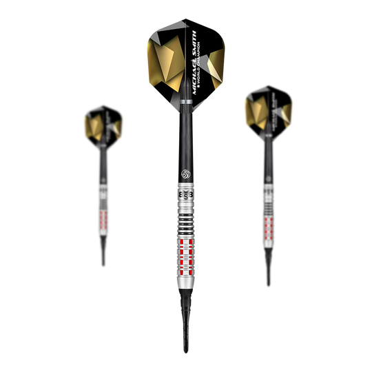 Shoto Michael Smith Believe dardos blandos Auf dem Bild sind drei Softdarts mit schwarzen und goldenen Flights zu sehen. Auf einem der Flights steht der Name "Michael Smith" geschrieben.