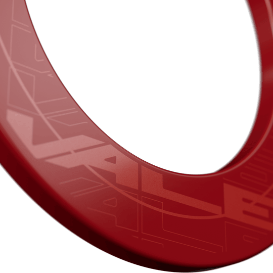 Marco para tablero de dardos Target VALE Das Bild zeigt einen roten Dartboard-Surround mit dem Schriftzug "VALE". Der Ring hat ein modernes, glänzendes Design und ist für den Schutz der Wand um das Dartboard gedacht.