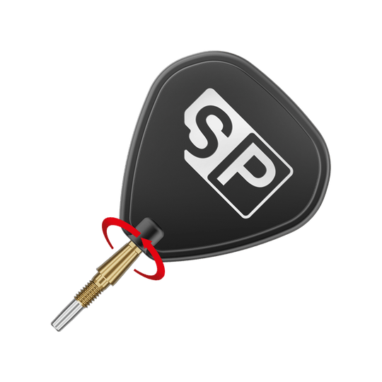 Puntas de dardos de acero Target Swiss Point Storm Surge - doradas Auf dem Bild ist eine goldene Dartspitze mit einem schwarzen Flight zu sehen, auf dem die Buchstaben "SP" abgebildet sind. Um die Spitze ist ein roter Pfeil, der eine Drehbewegung anzeigt.