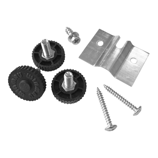 Soporte de pared Winmau Rota-Lock Blade 6 Das Bild zeigt den Winmau Rota-Lock Blade 6 Wandhalterungssatz mit Schrauben, Metallhalterung und schwarzen Befestigungsrädern. Dieses Set wird zur sicheren Wandbefestigung eines Dartboards verwendet.