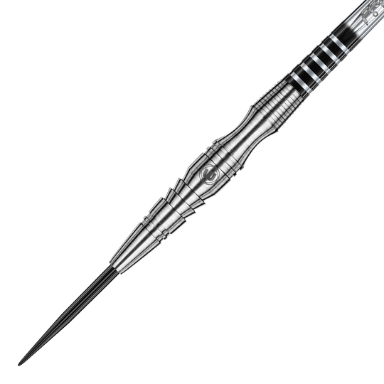 Dardos de acero Winmau Sniper V3 Das Bild zeigt einen Winmau Sniper V3 Steeldart. Der Dart ist silberfarben und hat ein auffälliges, strukturiertes Design am Barrel.