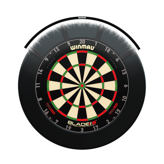 8412_Winmau_Polaris_120_LED_Dartboard_Light_2 Das Bild zeigt das Winmau Polaris 120° LED Dartboard Light, das über einem Dartboard montiert ist. Die LED-Beleuchtung beleuchtet das Dartboard gleichmäßig und sorgt für klare Sicht beim Spielen.