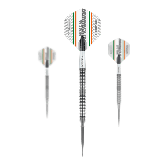 Dardos de acero Winmau Willie O'Connor - 23 g Das Bild zeigt drei Steeldarts des Modells "Winmau Willie O'Connor" mit 23g Gewicht. Die Flights sind mit dem Namen "Willie O'Connor" sowie farbigen Streifen versehen.