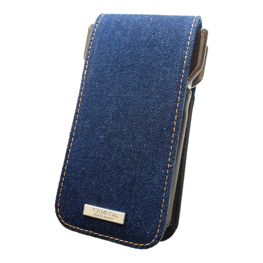 Estuche para dardos Cameo Acento Denim Dies ist ein Dartcase aus indigofarbenem Denim-Stoff. Auf der Vorderseite befindet sich ein Metall-Label mit der Aufschrift "CAMEO TOKYO JAPAN".