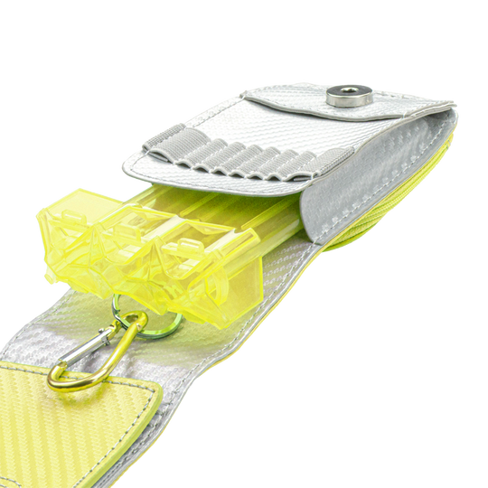 66348_Bulls_SECC_Dartcase_Yellow_3 Das Bild zeigt das Produkt "Bulls SECC Dartcase" in geöffnetem Zustand. In dem silbernen Etui befindet sich ein gelber Einsatz zur sicheren Aufbewahrung von Dartpfeilen.