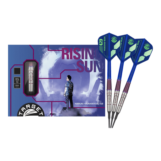 Das Bild zeigt das Produkt "Target Japan Haruki Muramatsu Rising Sun GEN9 2BA Softdarts - 21,5g" mit einer farbigen Verpackung und drei blauen Softdarts. Auf der Verpackung ist eine Person abgebildet und der Schriftzug "Rising Sun" deutlich zu sehen.