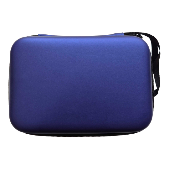 Ein weiteres Bild eines blauen, metallischen Dartcase ist abgebildet. Dies könnte das McDart DC02 Modell sein.