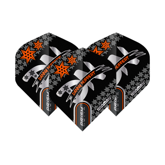 Vuelos estándar Winmau Prism Delta Danny Noppert Black Signature No2 Das Bild zeigt drei schwarze Dartflights mit dem Aufdruck „Danny Noppert“ in Orange. Die Flights sind von der Marke Winmau und tragen das Modell „Prism Delta Signature No2 Standard“.