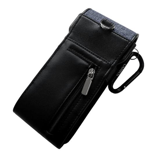 Estuche para dardos de hilo Cameo Dies ist ein schwarzes Etui mit einem Reißverschlussfach auf der Vorderseite. Oben hat es einen blauen Stoffabschnitt und einen Metallclip zur Befestigung.
