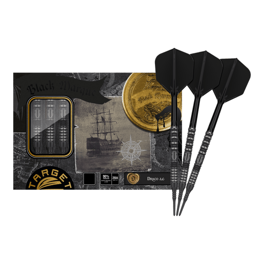 Dardos blandos Target Japan Black Marque Draco GEN2 - 20 g Das Bild zeigt das Produkt "Target Japan Black Marque Draco GEN2 Softdarts - 20g" in einer ansprechend gestalteten Verpackung. Drei schwarze Softdarts liegen neben der Verpackung, die im Piratenstil mit Goldmünzen und einem Schiff illustriert ist.