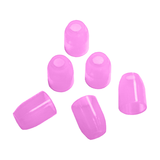 LSF8_L-Style_Champagne-Ringe_Pink_1 Auf dem Bild sind fünf kleine, rosafarbene Kunststoffkappen zu sehen. Sie liegen locker verteilt auf einer ebenfalls rosafarbenen Fläche.