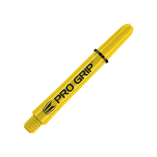 Varillas Target Pro Grip - 3 juegos - Amarillo Das Bild zeigt einen gelben Dart-Schaft mit der Aufschrift "PRO GRIP". Der Schaft liegt schräg vor einem gelben, gestreiften Hintergrund.